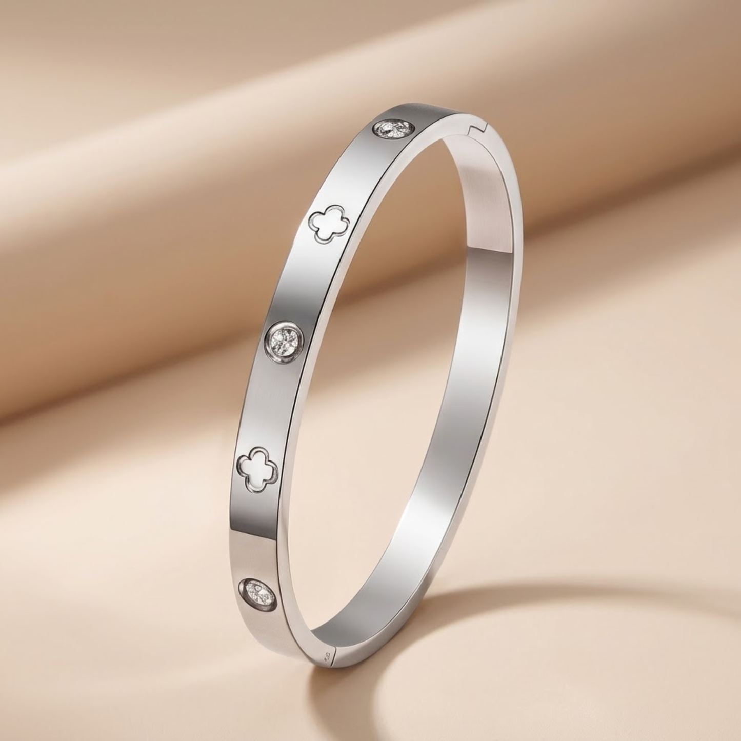 Elowen Étoile Clover Bangle