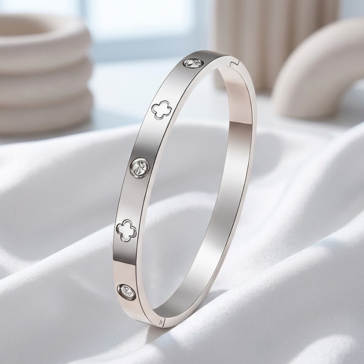 Elowen Étoile Clover Bangle